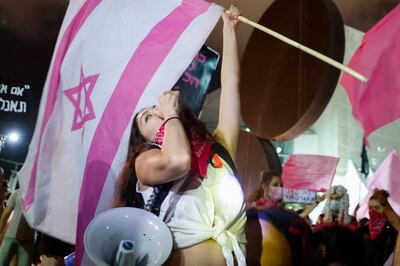 Una mujer participa de una manifestación contra el primer ministro israelí Benjamin Netanyahu en Tel Aviv, este jueves.