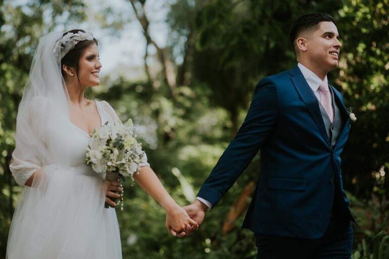 Los recién casados ingresando a la en la Quinta Tatano Posada Boutique en la ciudad de San Bernardino, para disfrutar de la fiesta de bodas.