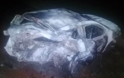 El automóvil fue consumido por completo por las llamas tras ser embestido por la camioneta.