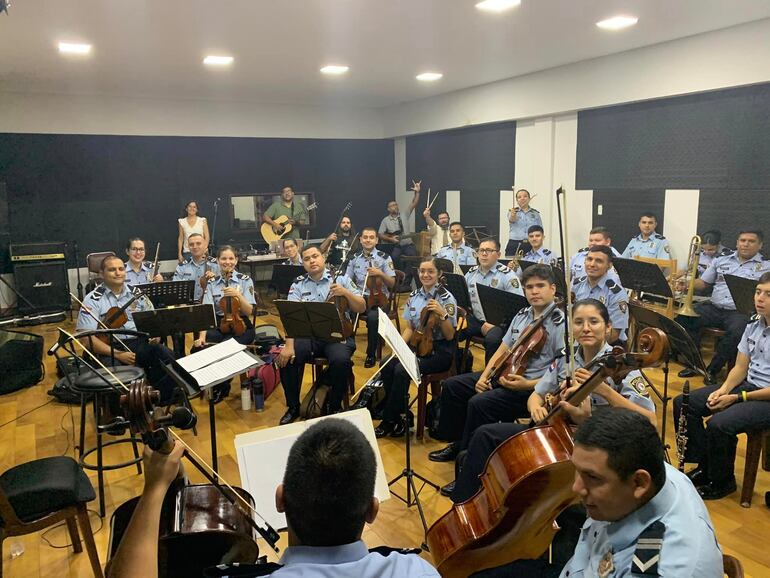 Integrantes del grupo Jericho y de la Orquesta de la Policía Nacional en uno de los ensayos para el concierto de esta noche.