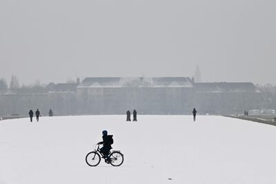 En la lectura de temperaturas que están por debajo de los cero grados,  la Fundación del Español Urgente (FundéuRAE), promovida por la Agencia EFE y la RAE, recomienda evitar redundancias como “menos quince grados bajo cero”.