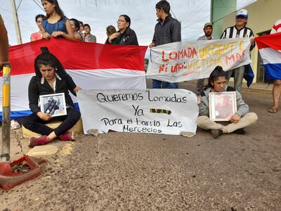 Pobladores del barrio Las Mercedes de Ayolas se manifiestan cerrando el pórtico de ingreso a la ciudad.