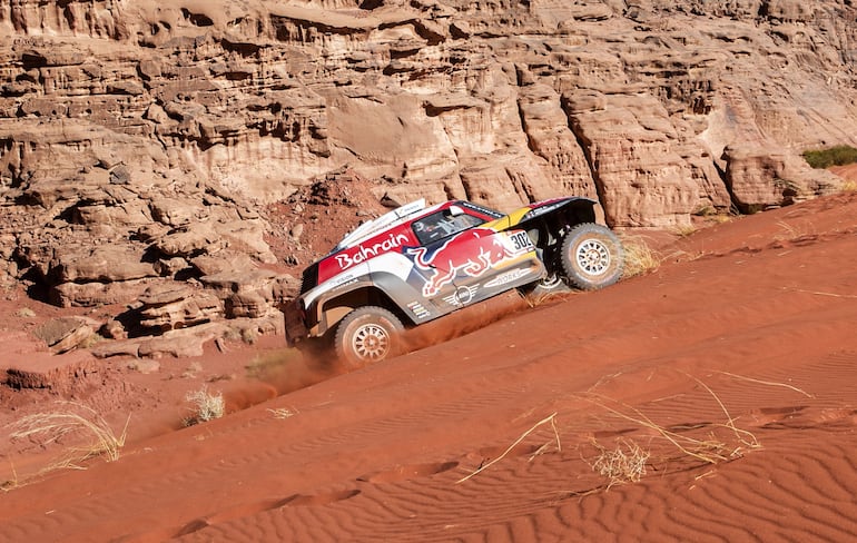 Peterhansel triunfa y Al-Attiyah se 
acerca en la general