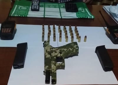 El arma, las radios y celulares hallados en poder de Morel.
