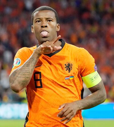 Georginio Wijnaldum, capitán de Holanda, celebra su gol de una manera especial. Fue el primero en la victoria 3-2 sobre Ucrania.