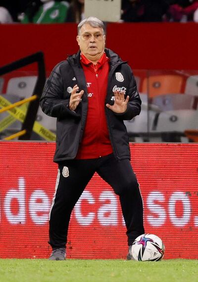 El entrenador de México, Gerardo 'Tata' Martino, dirige en un partido de las eliminatorias de la Concacaf para el Mundial de Qatar 2022 entre México y Panamá en el estadio Azteca en Ciudad de México.