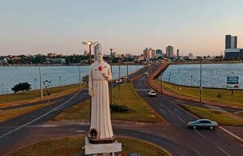 El turismo interno logró crecer en pandemia, según destacan desde la Asociación Industria Hotelera del Paraguay. En la imagen, un homenaje al santo paraguayo San Roque González de Santa Cruz que está en la ciudad de Encarnación (Itapúa).