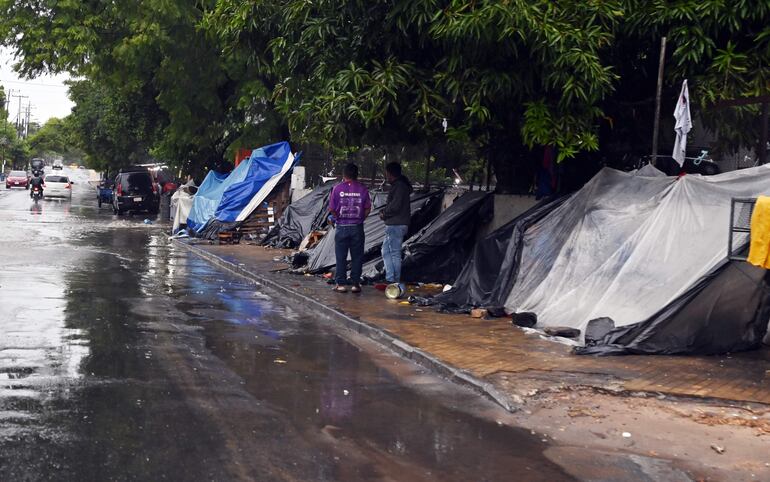 En estas condiciones estaban los indígenas frente al Indi, desde el pasado fin de semana.