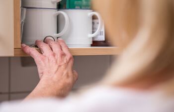 Menopausia precoz, terapia hormonal tardía y riesgo de alzhéimer. (archivo)