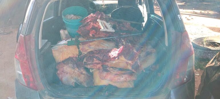 Cerca de 150 kilos de carne vacuna que estaban en el automóvil.