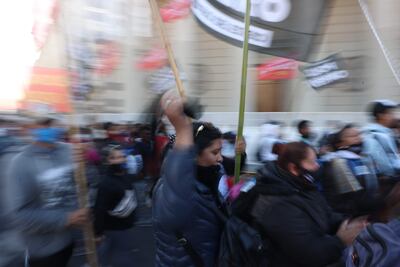 Manifestantes marchan hoy contra las políticas de ajuste pactadas por el Gobierno argentino y el Fondo Monetario Internacional (FMI), en Buenos Aires, capital de Argentina.