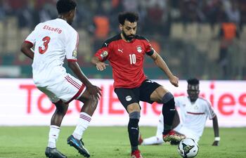 Mohamed Salah, capitán de Egipto, enfrenta la marca de Elsadig Hassan, zaguero de Sudán.