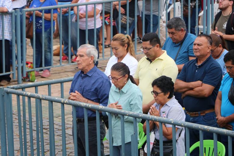 Devotos en posición de oración en la plazoleta de la Basílica Nuestra Señora de los Milagros de Caacupé durante la misa matutina de ayer.