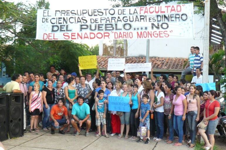 Cuando la ciudadanía cuestionó el nombramiento a vicedecana de la Facultad de Ciencias, a Norma Zárate candidata a gobernadora, esposa del senador Darío Monges,