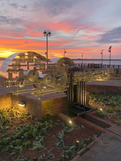 Un sistema de cuerdas y pickups de guitarra eléctrica utiliza el mecanismo de “La Morena”.