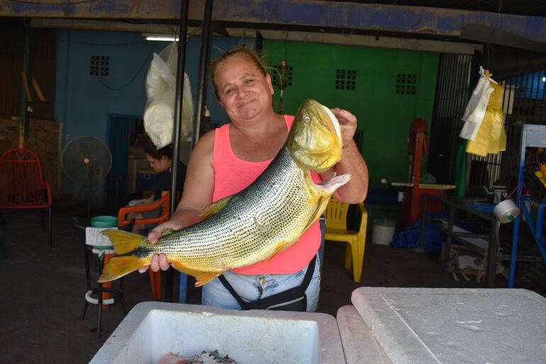Isabel Mendoza, muestra un dorado, unas de las especies más codiciadas para las fiestas de fin de año.