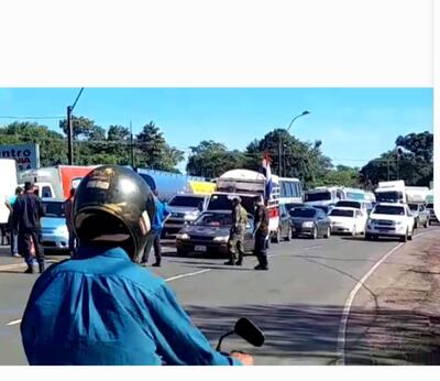 Camioneros y campesinos cierran ruta en Guayaybi.