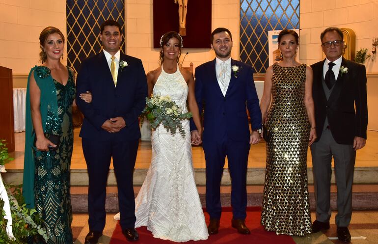 Los novios con sus padrinos.