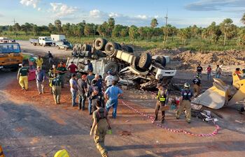 Así quedó el tractocamión tras haber volcado a la altura de Benjamín Aceval, Chaco.