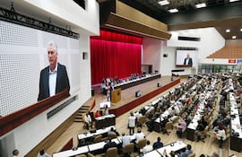 El presidente cubano Miguel Díaz-Canel (c) asiste a una conferencia en el Palacio de Convenciones de La Habana (Cuba). (EFE)