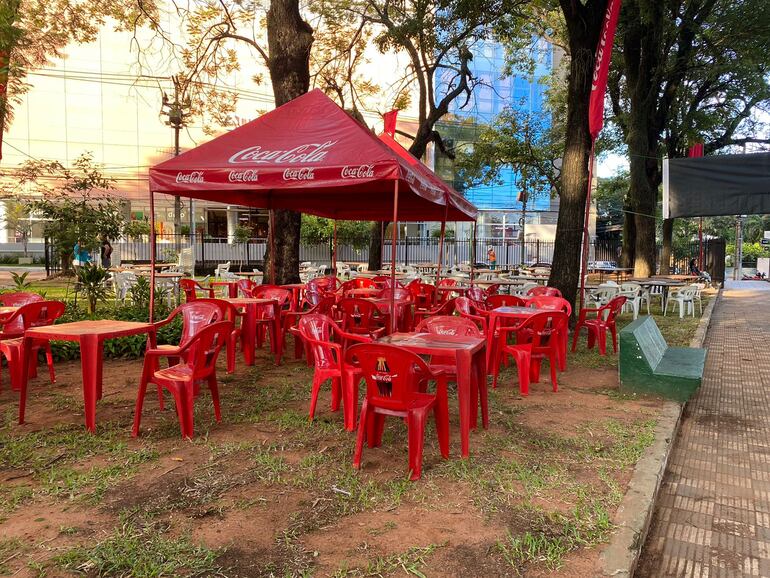 Las familias tienen la posibilidad de disfrutar de un almuerzo al aire libre en la plaza Infante Rivarola de Villa Morra.