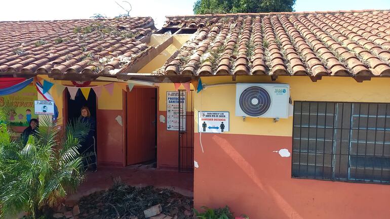 La Escuela básica 5586 Santa Rita de Cascia con serevos daños en su estructura tras la caída de un árbol durante el temporal.