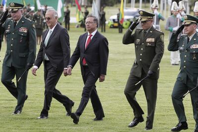 El presidente de Colombia Gustavo Petro (c) camina hoy junto a la cúpula Militar y de Policía, durante la ceremonia de transmisión de mando del nuevo director general de la Policía Nacional de Colombia, mayor general Henry Armando Sanabria Cely, en la Escuela de Cadetes de Policía General Francisco de Paula Santander en Bogotá (Colombia).