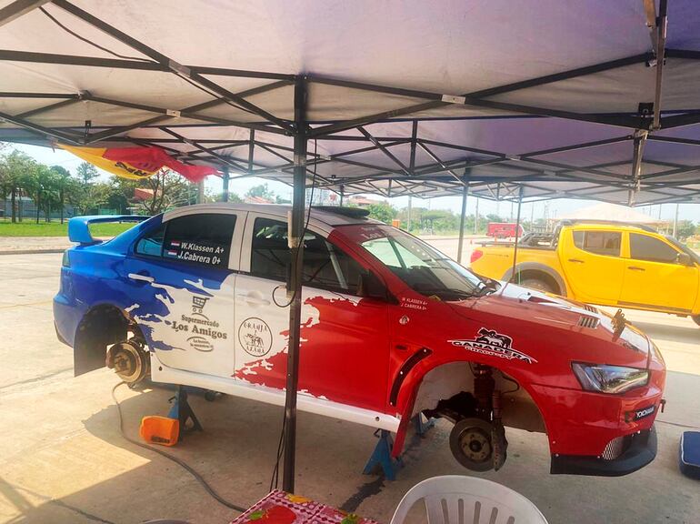 El Mitsubishi EVO X de Wilfried Klassen, aguardando la carrera.