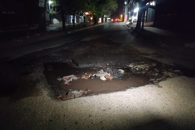 Enorme bache ubicado sobre la avenida Pastora Céspedes y 5 de Abril, barrio Barcequillo de San Lorenzo, ocasionó un accidente.