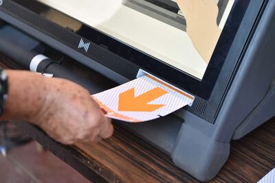 Una mujer utiliza una máquina de votación en las elecciones del último domingo 30 de abril, en las que resultó electo presidente el candidato oficialista Santiago Peña.