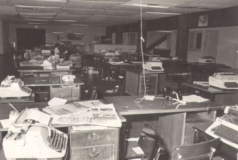 La redacción del diario ABC Color, vacía luego del cierre ordenado por la dictadura stronista.
