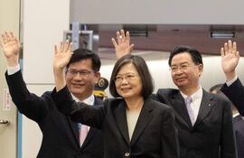 La presidenta de Taiwán, Tsai Ing-wen (C) inicia gira por Centroamérica donde le quedan pocos aliados diplomáticos a la isla democrática. (EFE/EPA)