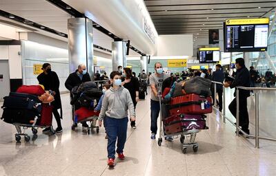 Viajeros en el aeropuerto londinense de Heathrow.
