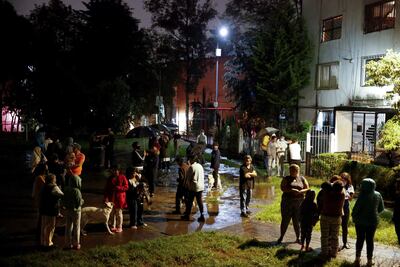 Residentes evacuan sus viviendas tras presentarse un sismo hoy martes en Ciudad de México.