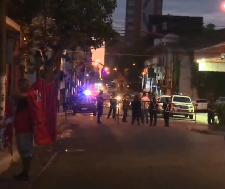 Efectivos policiales resguardan la zona de la ANR