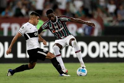 Antolín Alcaraz trata de controlar a Luiz Henrique jugador del Fluminense.