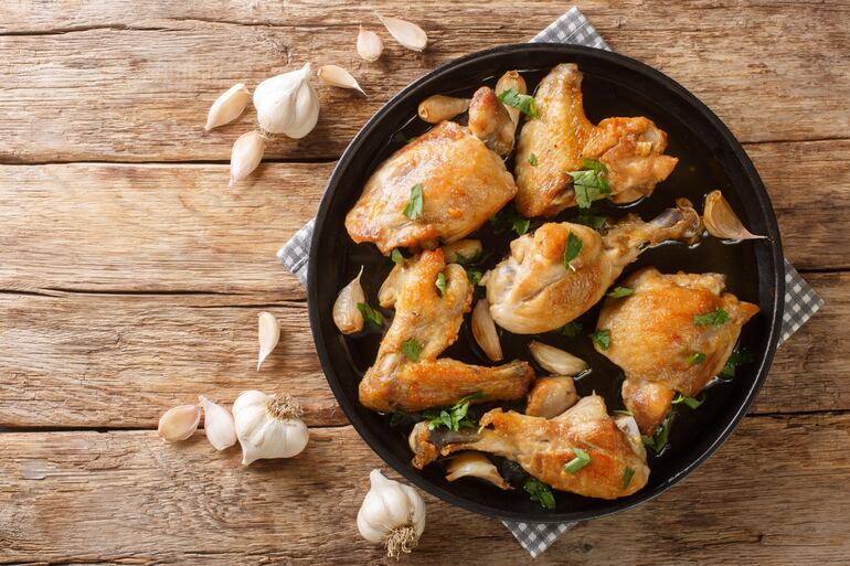 Pollo a los 40 dientes de ajo.