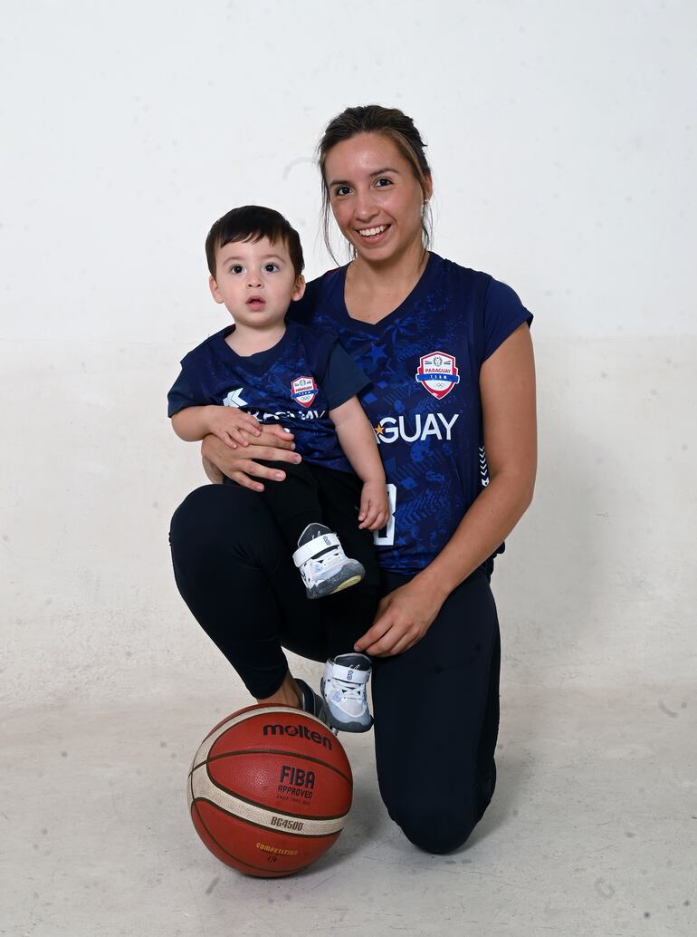 Marta Peralta
28 años 
Jugadora de básquetbol y docente 
deportiva en el club Félix Pérez 
Cardozo y el Colegio Americano, 
además de propietaria del puesto 
gastronómico Home Made.
Hijo: 
Francesco Mellone Peralta
1 año y 5 meses