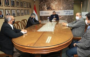 Empresarios algodoneros reunidos con el ministro de Agricultura, Ing. Santiago Bertoni