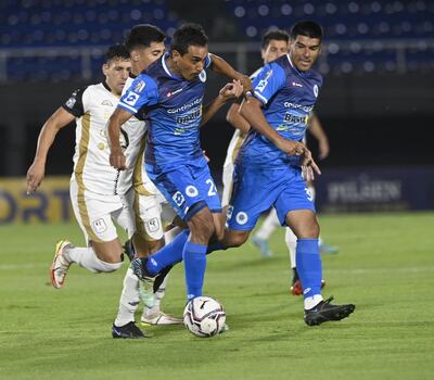 Edgar Ferreira trata de generar una jugada de ataque para el 12 de Octubre