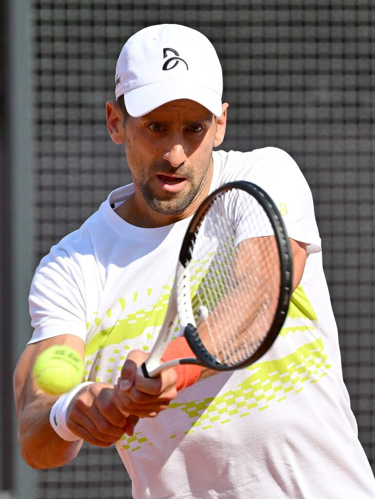 El serbio Novak Djokovic retorna al circuito luego su ausencia en la gira norteamericana en Indian Wells y Miami.