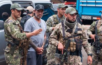 André Luiz Miranda Do Nascimento rodeado por agentes de la Senad en la zona primaria del Puente de la Amistad.
