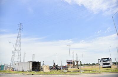 Las obras avanzan sin parar en la rotonda de la Costanera, donde se colocan los pilotes del viaducto que se conectará con el puente.