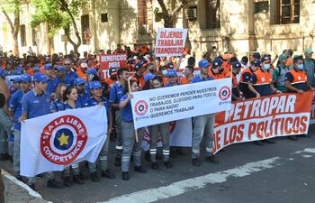 Trabajadores de emblemas privados exigen al Congreso que el subsidio también alcance a su sector.