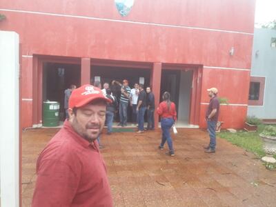 Momento en que concejales y seguidores de Carlos Vicente Riveros ingresaban a la Municipalidad.