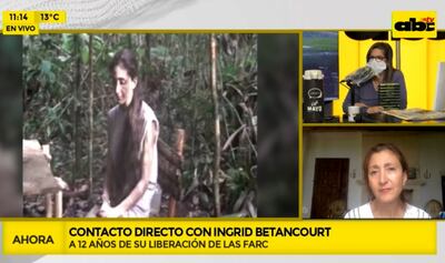 La excandidata presidencial (der.) Ingrid Betancourt durante la entrevista exclusiva con la periodista Mabel Rehnfeldt (der. arriba).