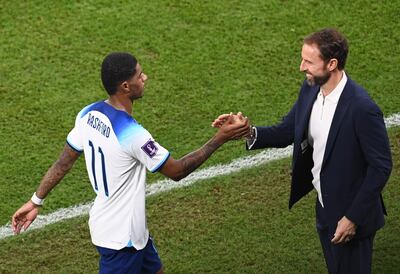 El entrenador Gareth Southgate (d) saludando al goleador Marcus Rashford.