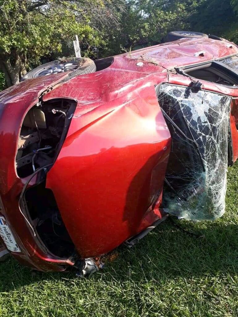 Se presume que la conductora perdió el control en una curva cerrada y volcó a un costado de la ruta