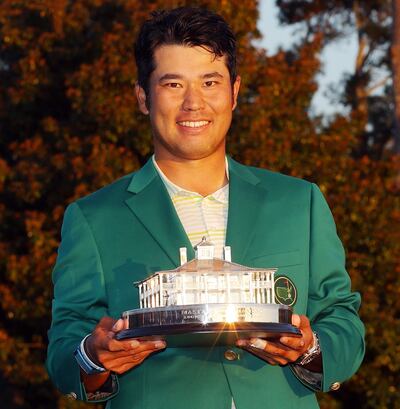 Hideki Matsuyama con el Masters Trophy durante la ceremonia de la chaqueta verde después de ganar el Masters. AFP