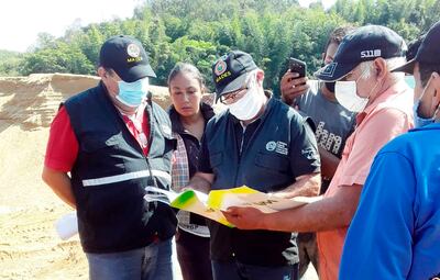 Técnicos del Mades verifican documentos en el sitio donde se extrae arena de una playa ubicada sobre el  río Paraná en Mayor Otaño.